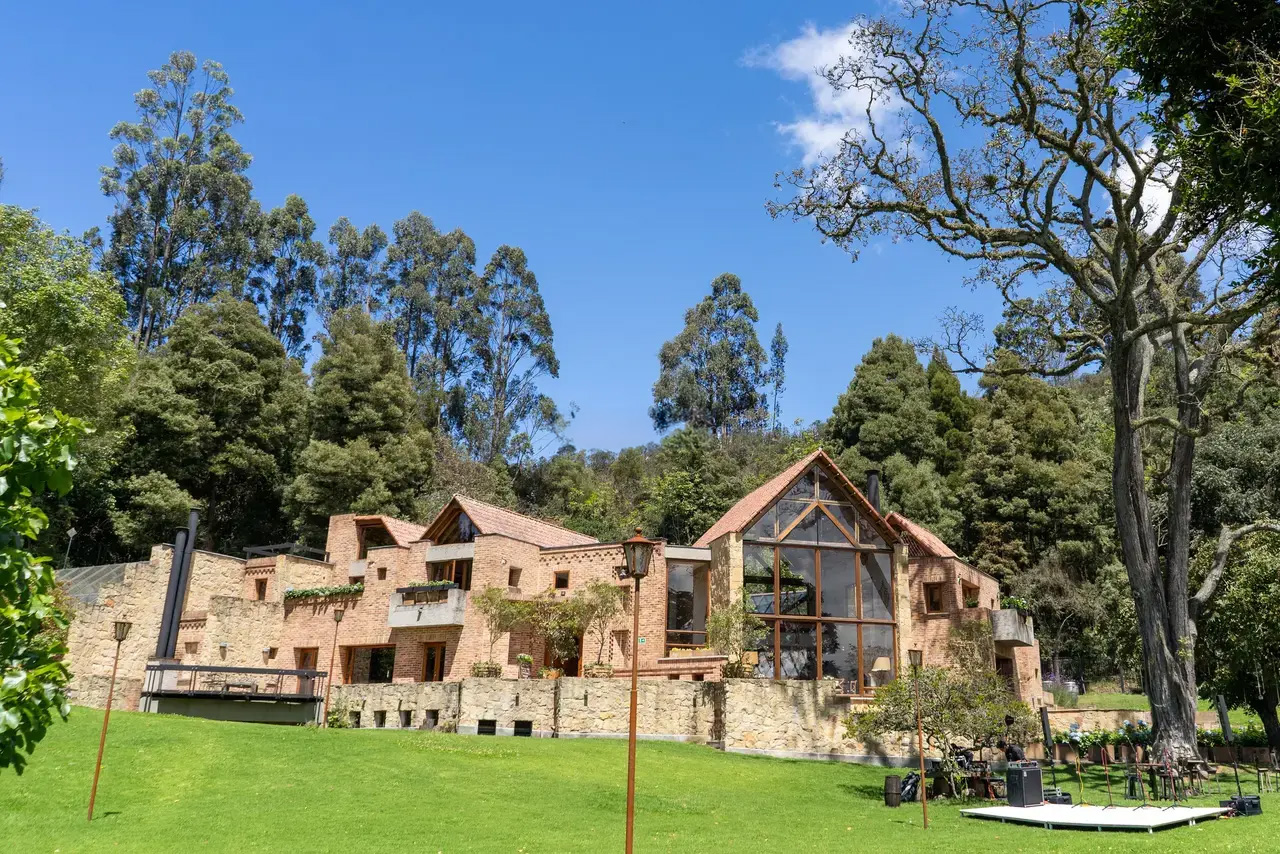 La Casa que Casa by Andrés Carne de Res