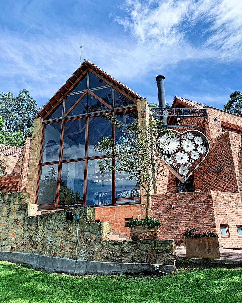 La Casa que Casa by Andrés Carne de Res